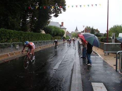 Course cycliste perturbée par la pluie Valigny 03360