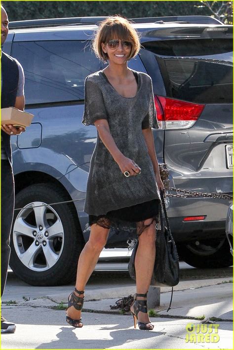 Halle Berry Cant Stop Smiling While Out To Lunch With Friends Photo