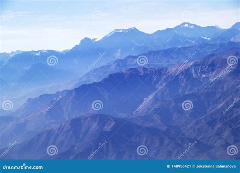 Fondo Andino Blu Nebbioso Del Paesaggio Della Montagna Immagine Stock