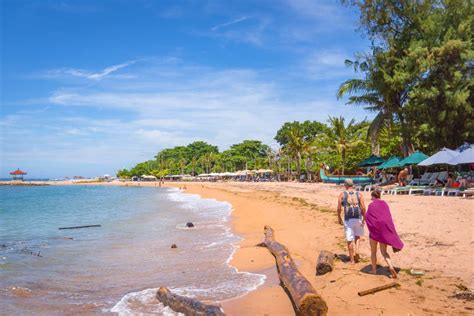 Enmadere Los Registros Y A La Gente Que Caminan En Una Playa Del