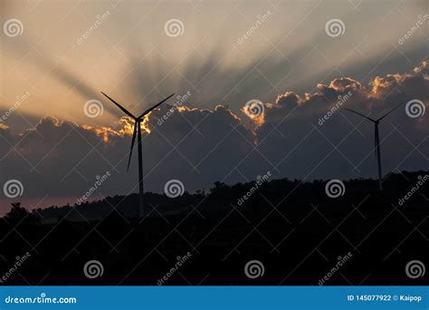 Ferme De Turbine De Vent De Silhouette Au Coucher Du Soleil Photo Stock