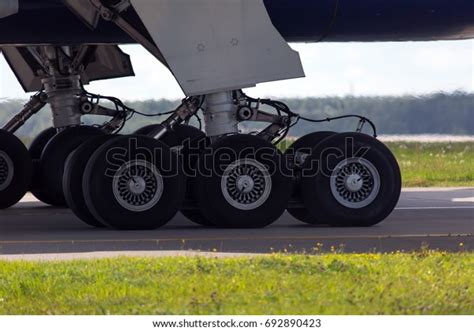 Airplane Main Landing Gear Chassis Stock Photo 692890423 Shutterstock