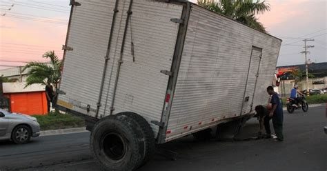 G Roda De Caminh O Ba Se Desprende E Atinge Carro Em Avenida De