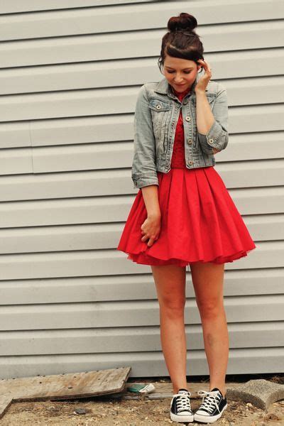 20 Super Cool Converse Outfit Ideas With Styling Tips Dress With Converse Skirt And Sneakers