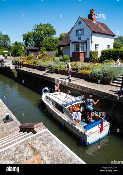 Boat Using Benson Lock And Wier Benson Oxfordshire England Uk Gb