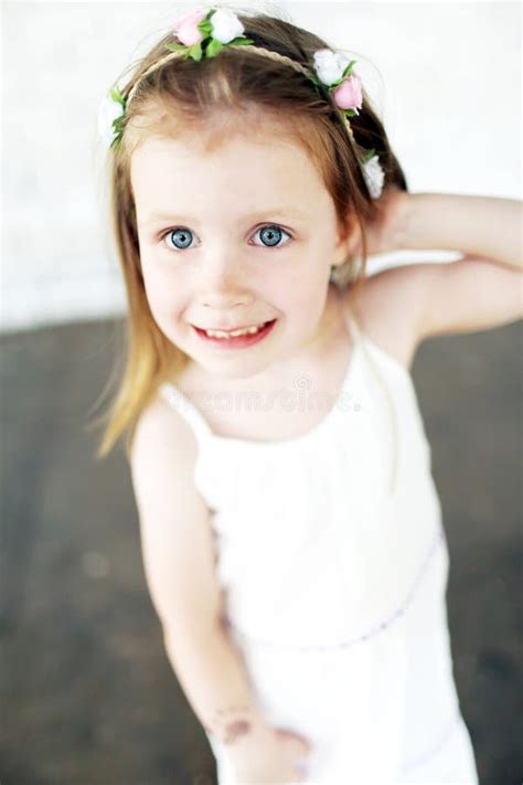 Portrait De Belle Petite Fille Mignonne Image Stock Image Du Marche