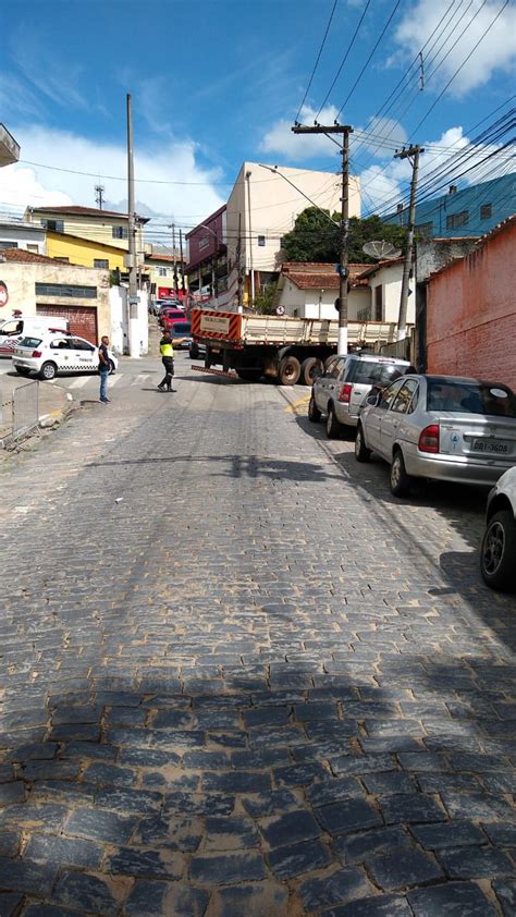 Carreta quebra e complica trânsito na Rua Vítor Manzini Mobilidade Sampa