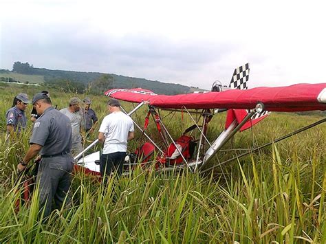 G1 Ultraleve faz pouso forçado em estrada na zona rural de Taubaté