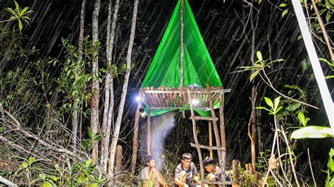 Camping Hujan Deras Membangun Shelter Panggung Di Tengah Hutan Di