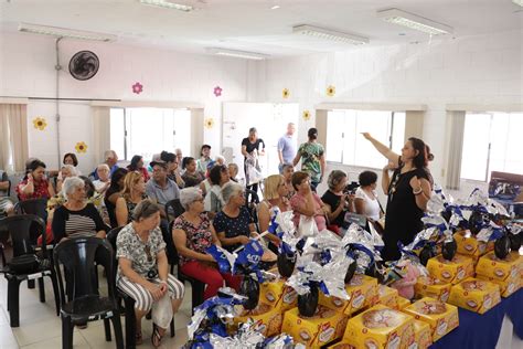 Idosos assistidos pelo Serviço de Fortalecimento de Vínculos recebem