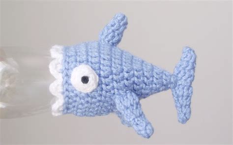 Tiny shark hat - Free crochet pattern - Petits Pixels