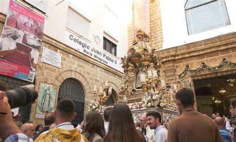 La Vecina M S Peque A De La Vi A Hace M S Grande A Su Barrio Y A La