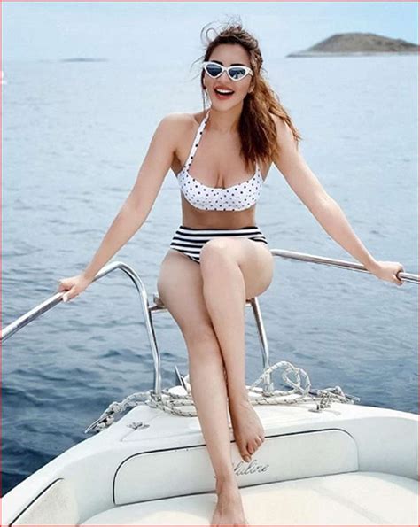Shama Sikander s bikini photos goes viral News in Malayalam സരയല തര ശമ സകനദറനറ