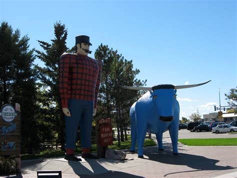 Eccentric Roadside I Got You Babe Bemidji Minnesota S Paul Bunyan Statue