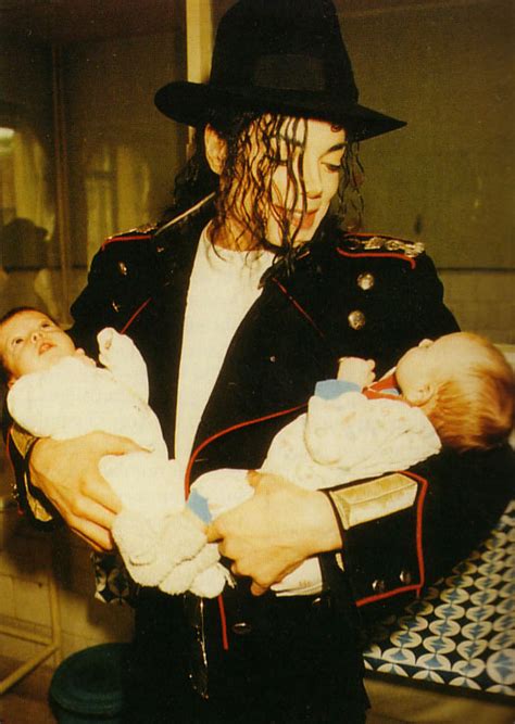 Michael Holding Some Babies Michael Jackson Photo 33489272 Fanpop