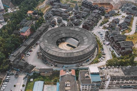 城市中午广西三江鸟巢建筑航拍街头无人机摄影图配图高清摄影大图 千库网