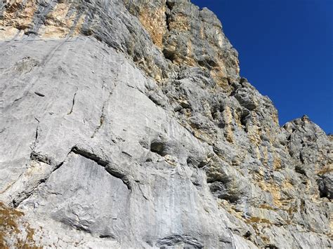 schöne Felsen rechts im Bild führt Route aufwärts hikr org