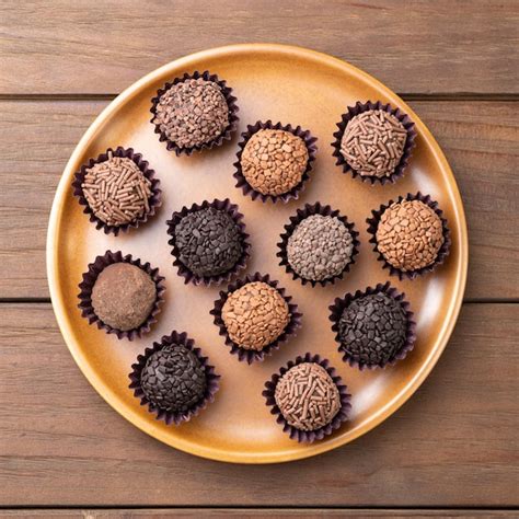 Brigadeiros brasileiros típicos vários sabores em um prato marrom