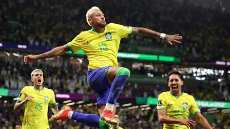 Pelé parabeniza Neymar por igualar marca de gols pela Seleção