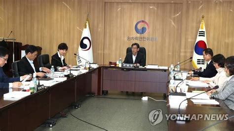 인사말 하는 엄재식 위원장