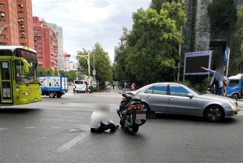 過馬路千萬要小心？8旬婦疑穿越道路遭機車撞飛慘死 中天新聞網