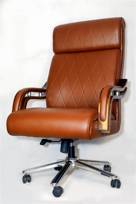 Brown Revolving Boss Leather Office Chair At Rs Surat Id