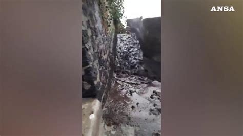 Maltempo In Sicilia Un Fiume Di Acqua E Fango Invade Il Borgo Di