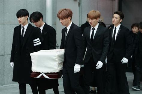 Kim Jonghyuns Funeral Relatives And Shinee Bandmates Carry Coffin