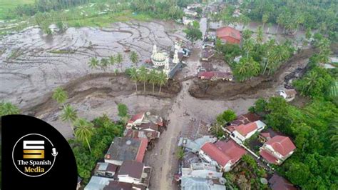 Inundaciones Y Deslizamientos De Tierra En Sumatra Occidental Al Menos