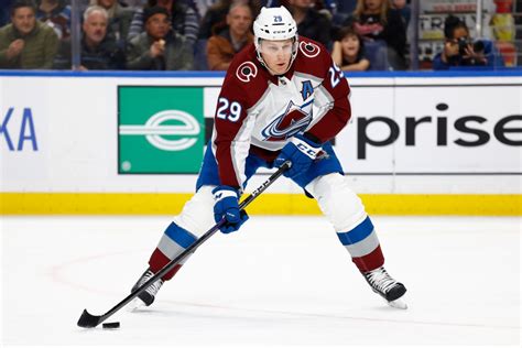 Nathan MacKinnon leaves Avalanche game with apparent injury in Philadelphia