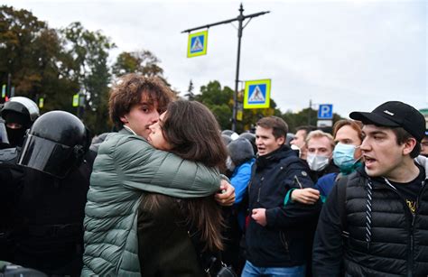 Russians Protest Putins Ukraine Mobilization In Photos The Moscow Times