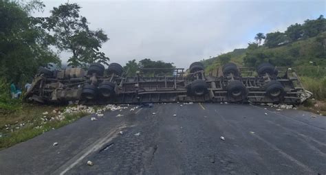 Acidente Entre Caminhonete E Carreta Que Transportava Cerveja Deixa