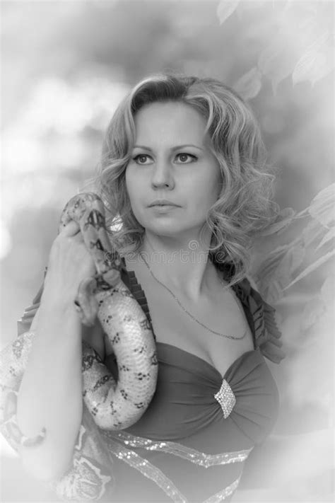 Blonde Vrouw In Elegante Kleding Met Een Python Uitstekende Zwart