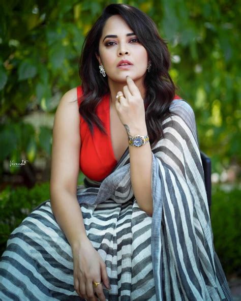 8 Hot Photos Of Anasuya In Sleeveless Saree