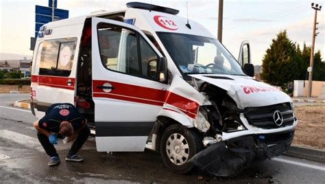 Samsun da ambulans ile otomobilin çarpıştığı kazada 4 kişi yaralandı