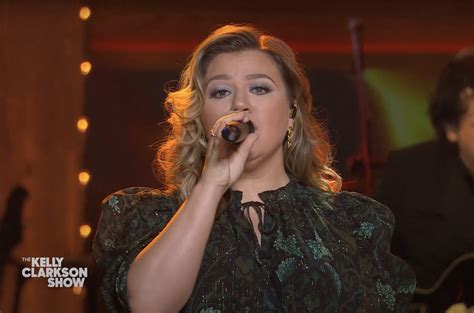 Kelly Clarkson Promises to Be ‘Home’ for the Holidays for ‘Kellyoke ...