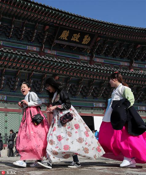 韩国女学生穿韩服体验传统新年 财经 凤凰网