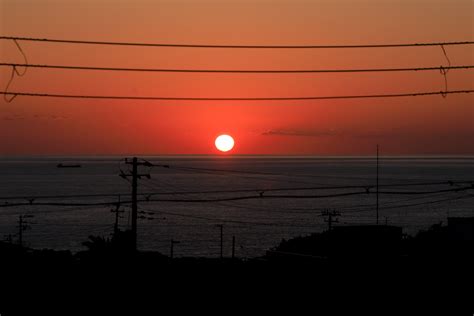 自宅から眺めた昨日のだるま夕日と月 今日のだるま夕日と月 南紀白浜で暮らす