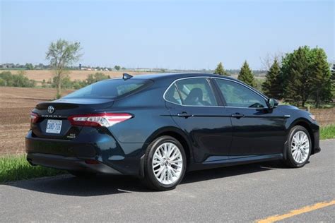 Car Review 2020 Toyota Camry Hybrid Driving