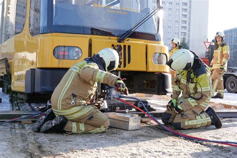 Stra Enbahn Entgleist Feuerwehr Muss Helfen Antenne Sachsen