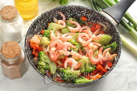 Жареный рис с креветками и овощами — рецепт с фото пошагово