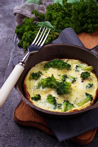 Premium Photo Omelette With Broccoli