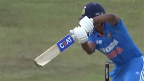 Haris Rauf Breaks Shreyas Iyers Bat With His Pacy Delivery During Ind