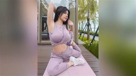 Potret Body Goals Maria Vania Saat Yoga Pagi Hari Bikin Semangat