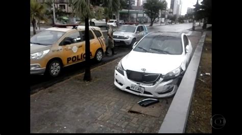 Carro Desgovernado Atinge Loja Em Boa Viagem Ne G