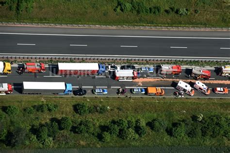 Pl Tzkau Aus Der Vogelperspektive Verkehrsunfall Mit Autobahn Stau Im