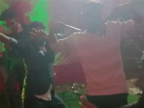 हथियारों को लेकर हरियाणवी गाने पर किशोरों ने किया डांस Teenagers Dance On Haryanvi Song About