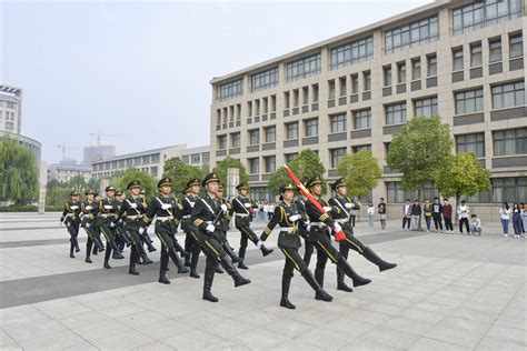 学院举行国庆节升旗仪式 河南开封科技传媒学院