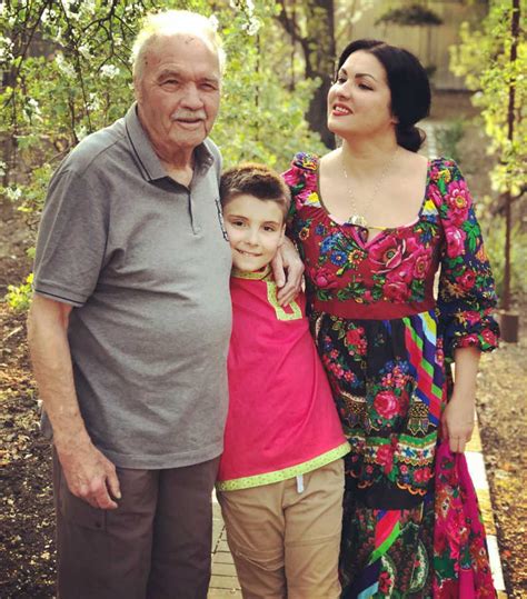 Анна Нетребко c папой и сыном: фото в родном саду
