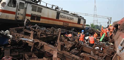 Un Choque De Trenes En India Deja Al Menos Muertos Y Heridos